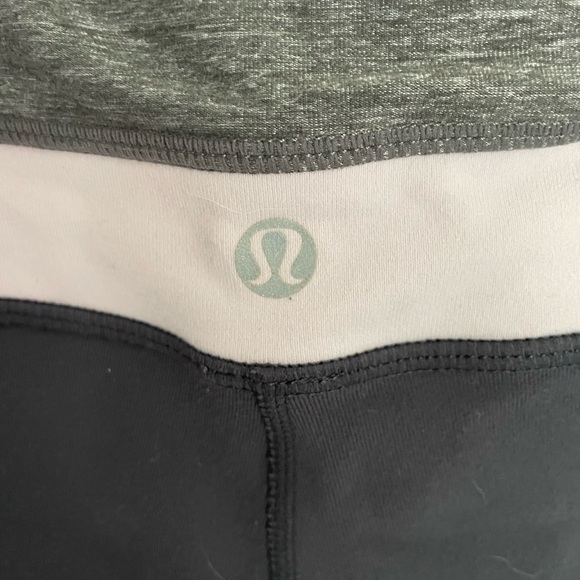 Lululemon Wunder under shorts, size 6, in grey/pink - Picture 6 of 6